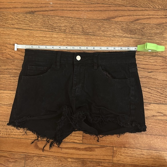 Fashion Nova black Jean shorts - Picture 4 of 4